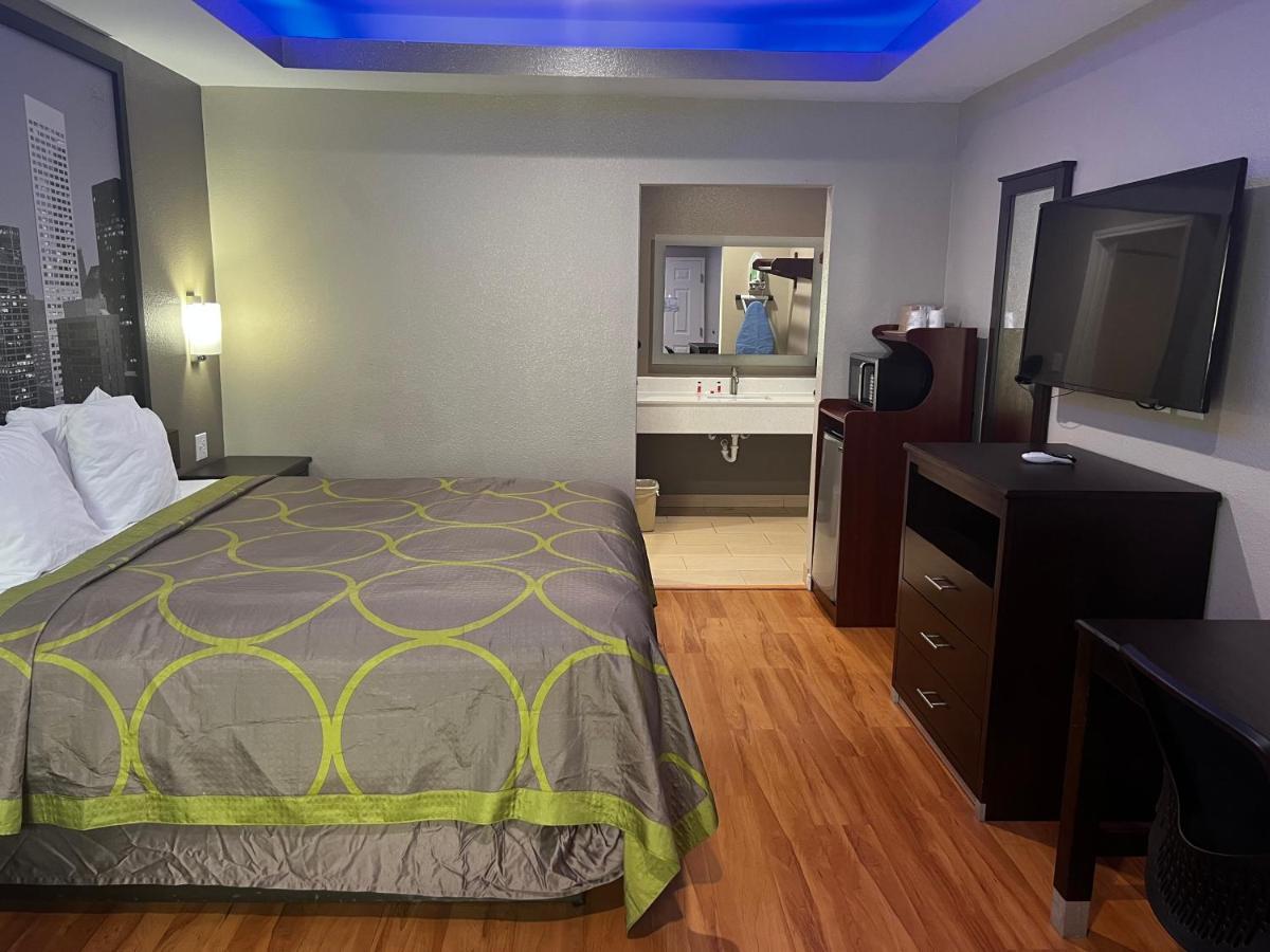 Super 8 By Wyndham Houston Northwest Cypress Hotel Bagian luar foto